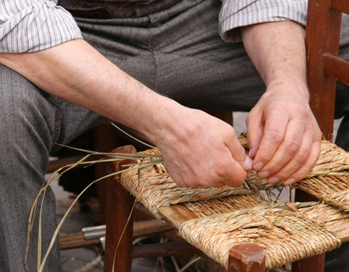 travail-rempaillage-chaise